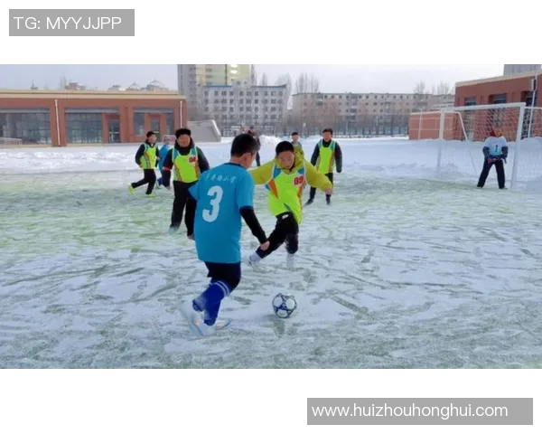 在白雪皑皑的冬季畅享雪地足球游戏的乐趣与激情